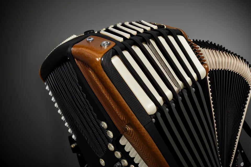 Detailaufnahme der 72 Bassknöpfe eines Hohner Concerto II Akkordeons